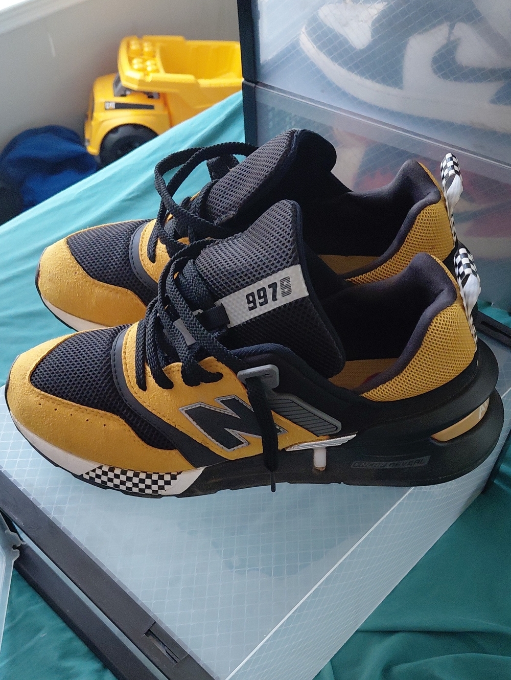 New Balance 997S Men's Sneakers in Black and Yellow Sports Taxi